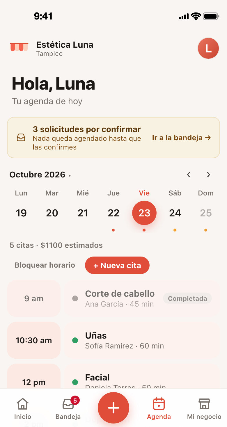 Pantalla de Markee: la agenda de hoy de Estética Luna con cinco citas, una por fila, y la tira de la semana arriba